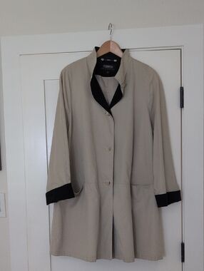 Vintage PIERRETTE Beige Light Coat with Black Collar and Cuffs